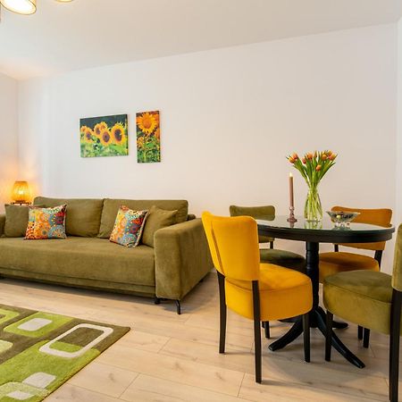 Springhome - Cozy Apartment With Balcony & Parking Brasov Bagian luar foto