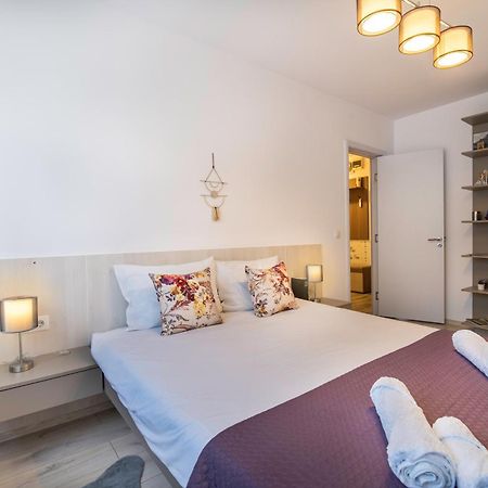 Springhome - Cozy Apartment With Balcony & Parking Brasov Bagian luar foto