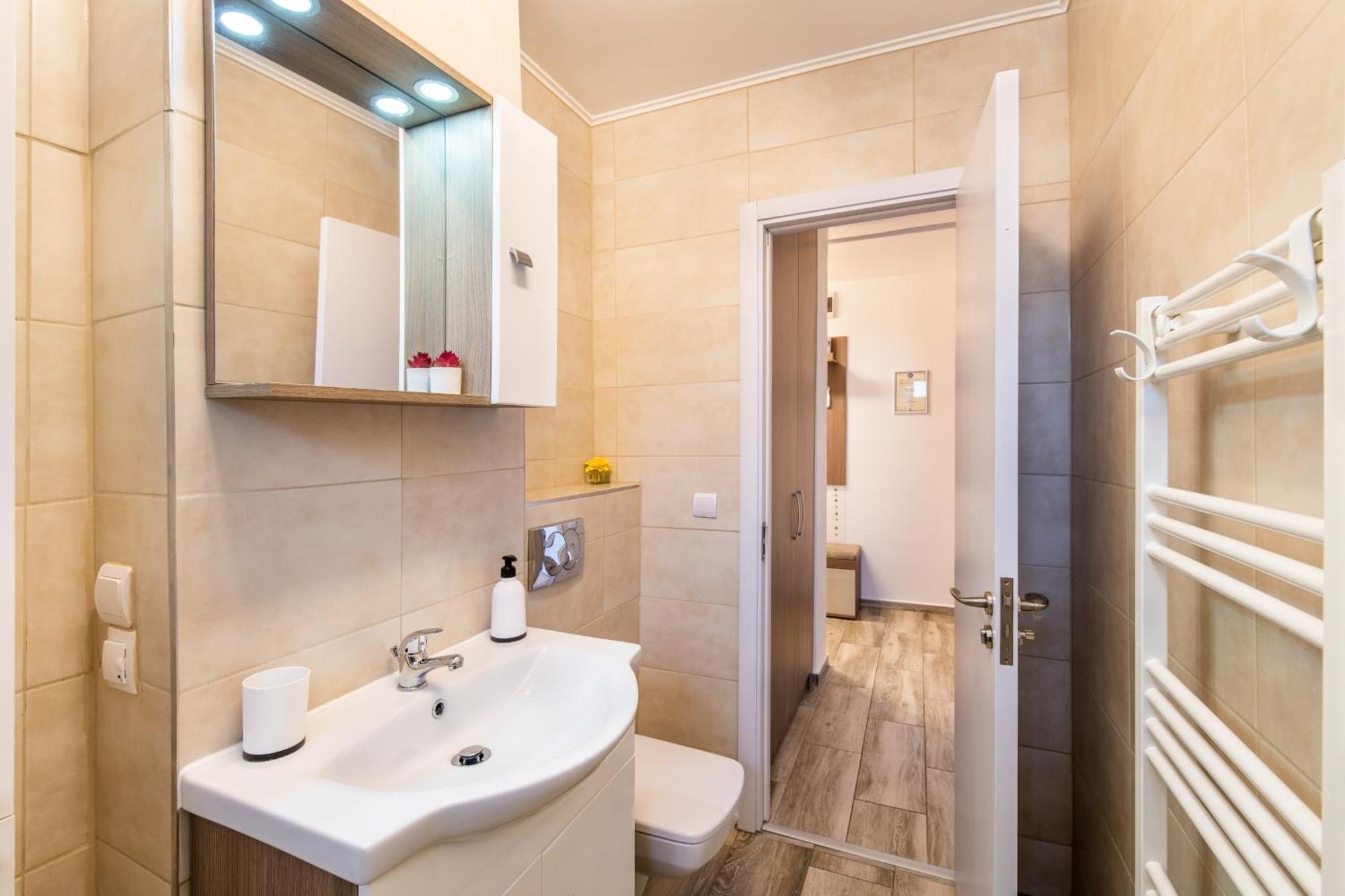 Springhome - Cozy Apartment With Balcony & Parking Brasov Bagian luar foto