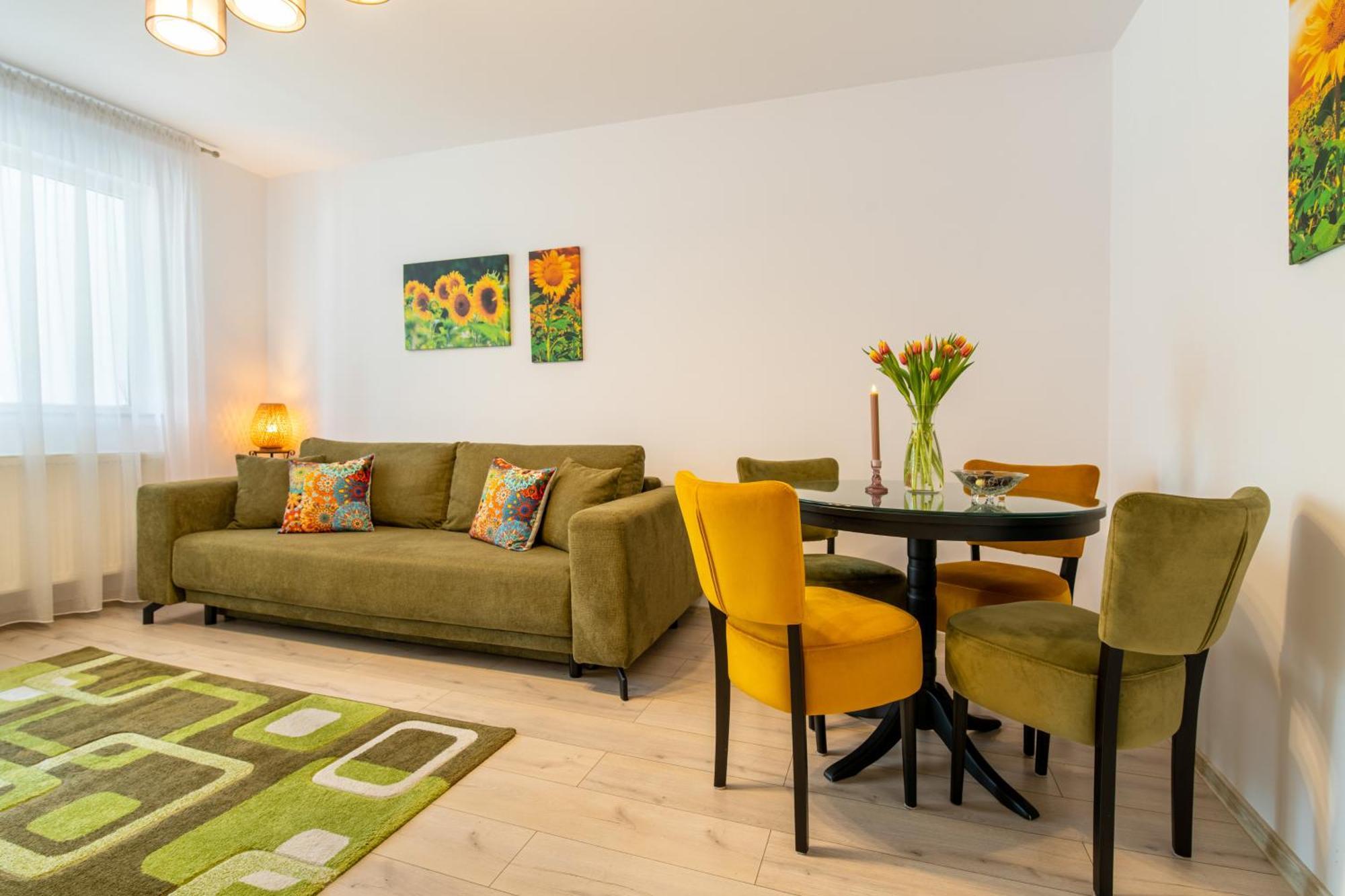 Springhome - Cozy Apartment With Balcony & Parking Brasov Bagian luar foto