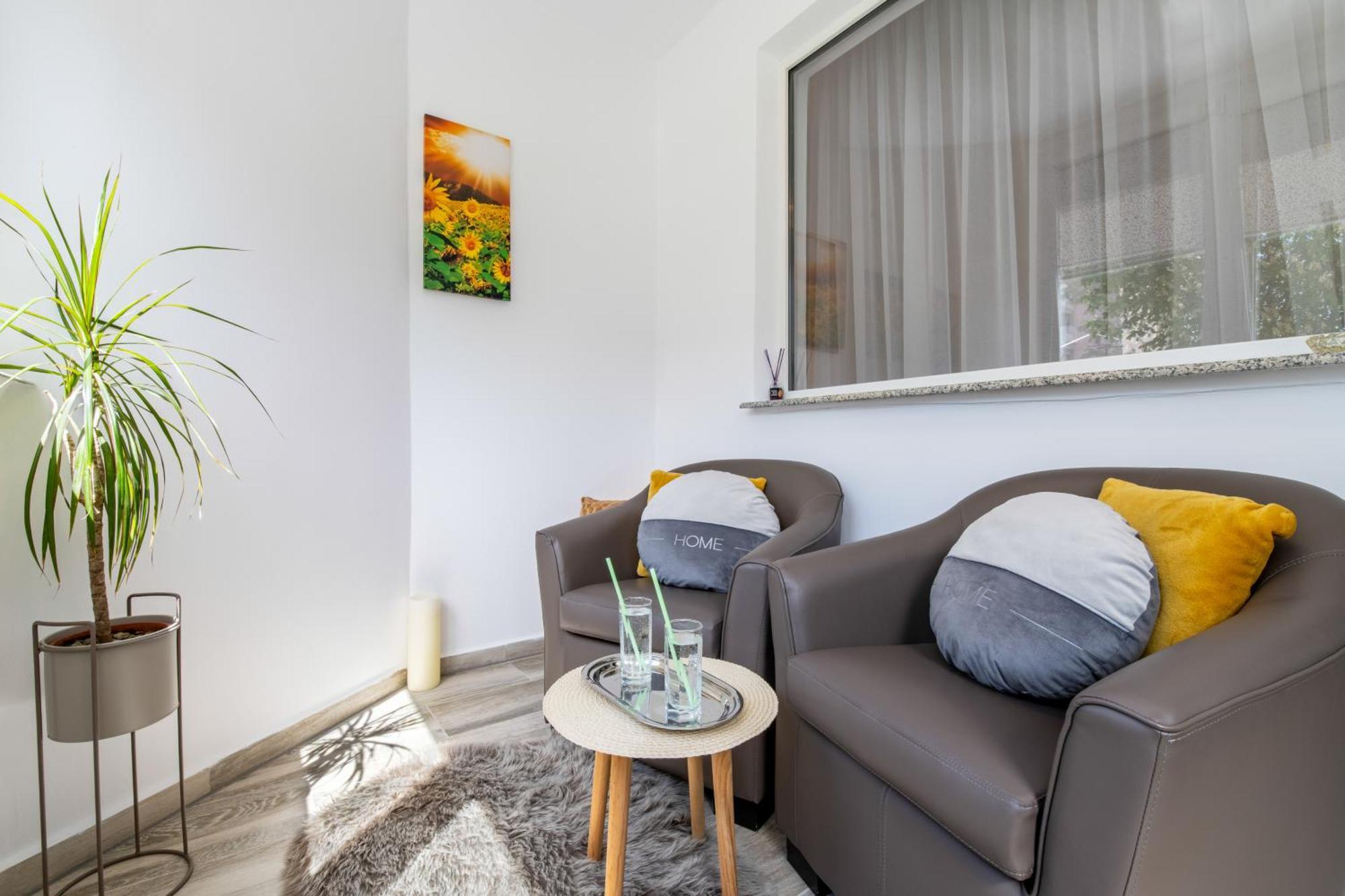 Springhome - Cozy Apartment With Balcony & Parking Brasov Bagian luar foto