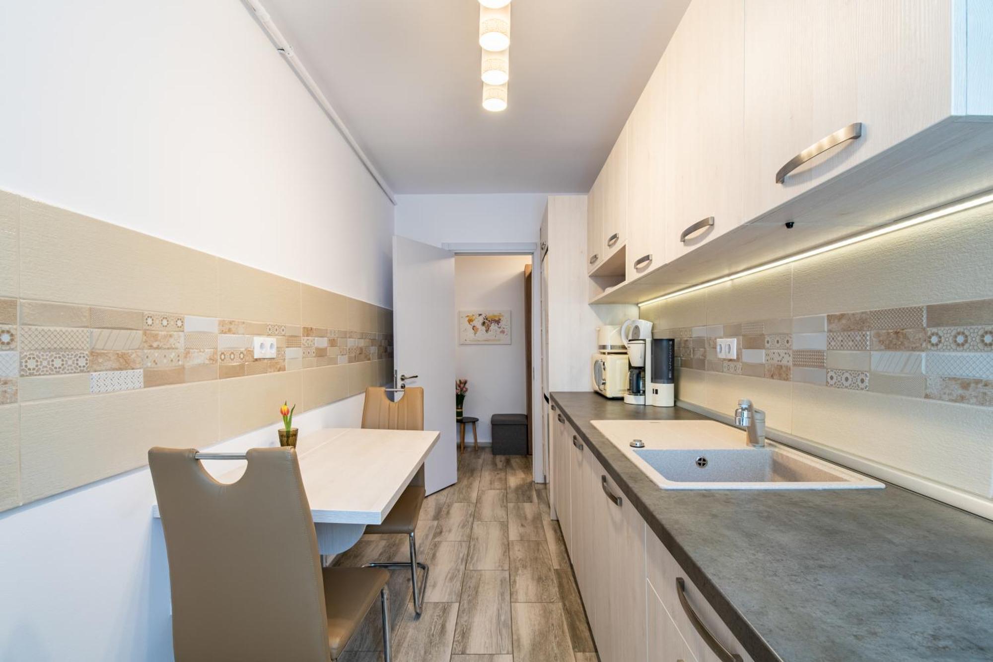 Springhome - Cozy Apartment With Balcony & Parking Brasov Bagian luar foto
