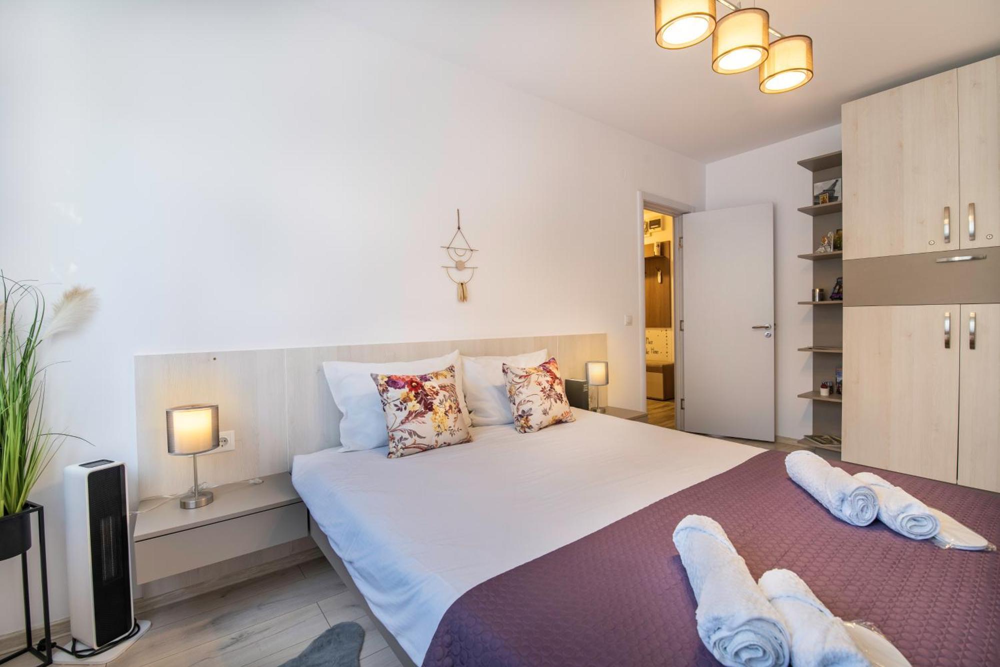 Springhome - Cozy Apartment With Balcony & Parking Brasov Bagian luar foto