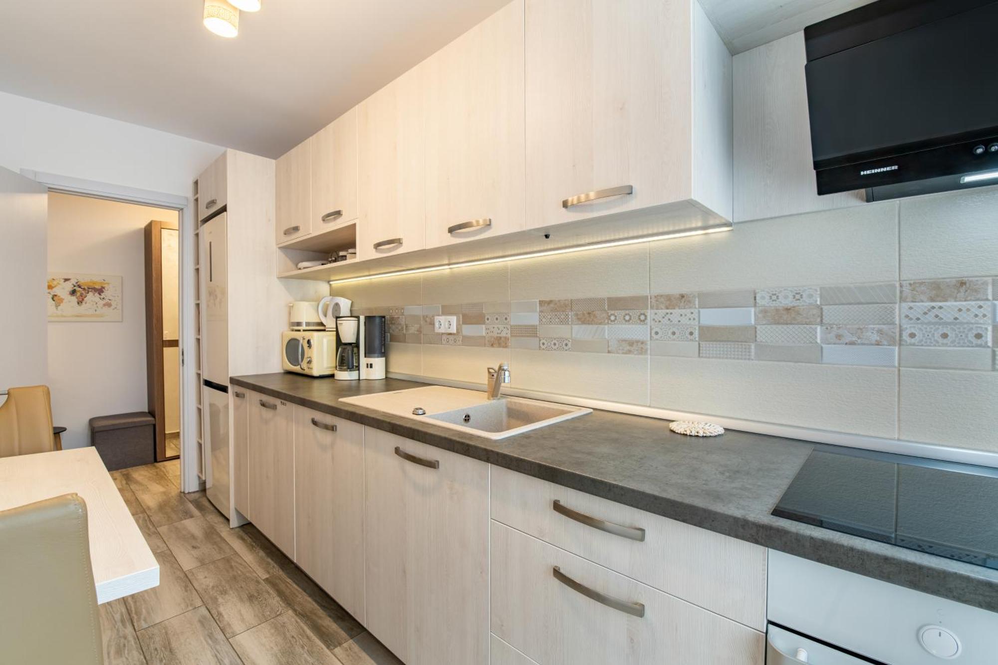 Springhome - Cozy Apartment With Balcony & Parking Brasov Bagian luar foto