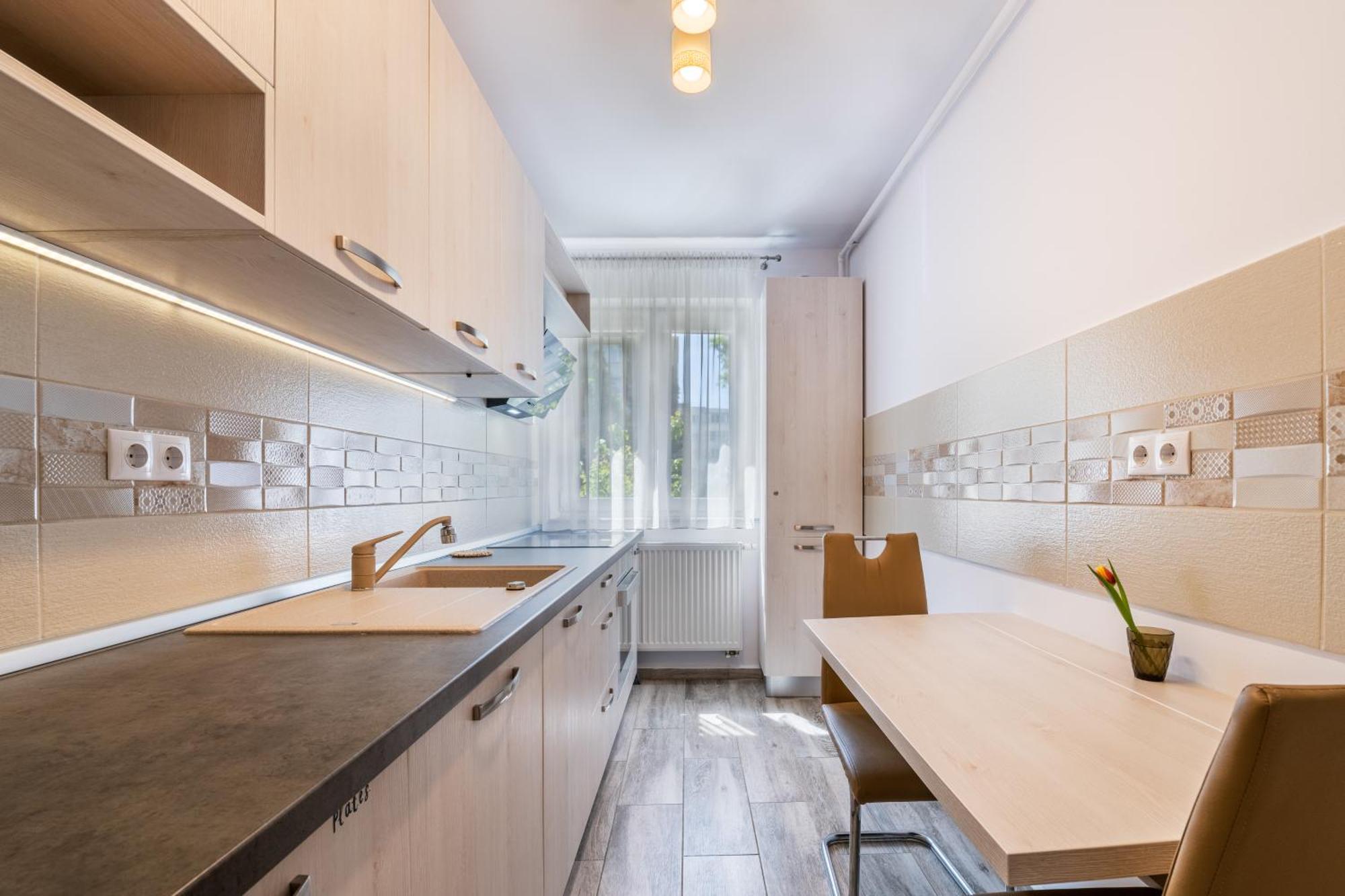Springhome - Cozy Apartment With Balcony & Parking Brasov Bagian luar foto