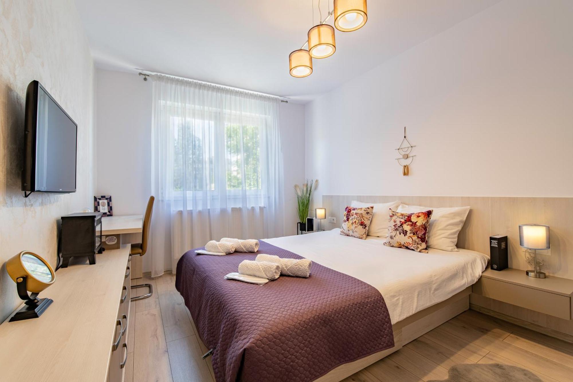 Springhome - Cozy Apartment With Balcony & Parking Brasov Bagian luar foto