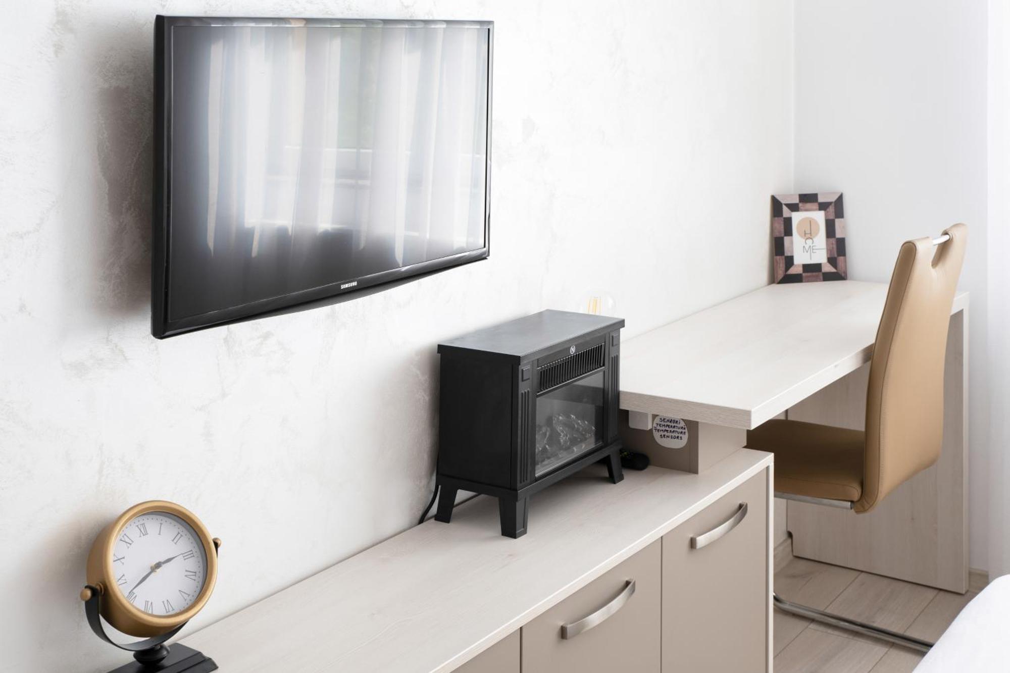 Springhome - Cozy Apartment With Balcony & Parking Brasov Bagian luar foto