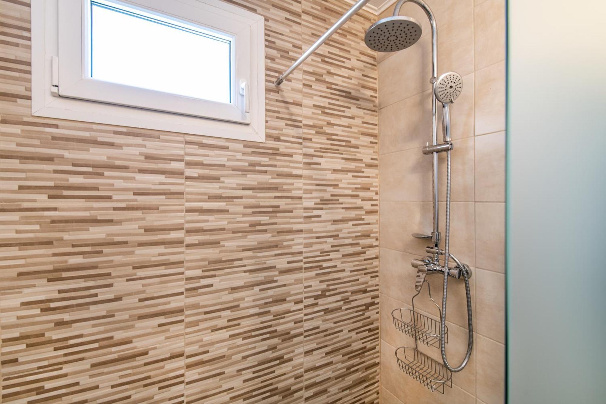 Springhome - Cozy Apartment With Balcony & Parking Brasov Bagian luar foto