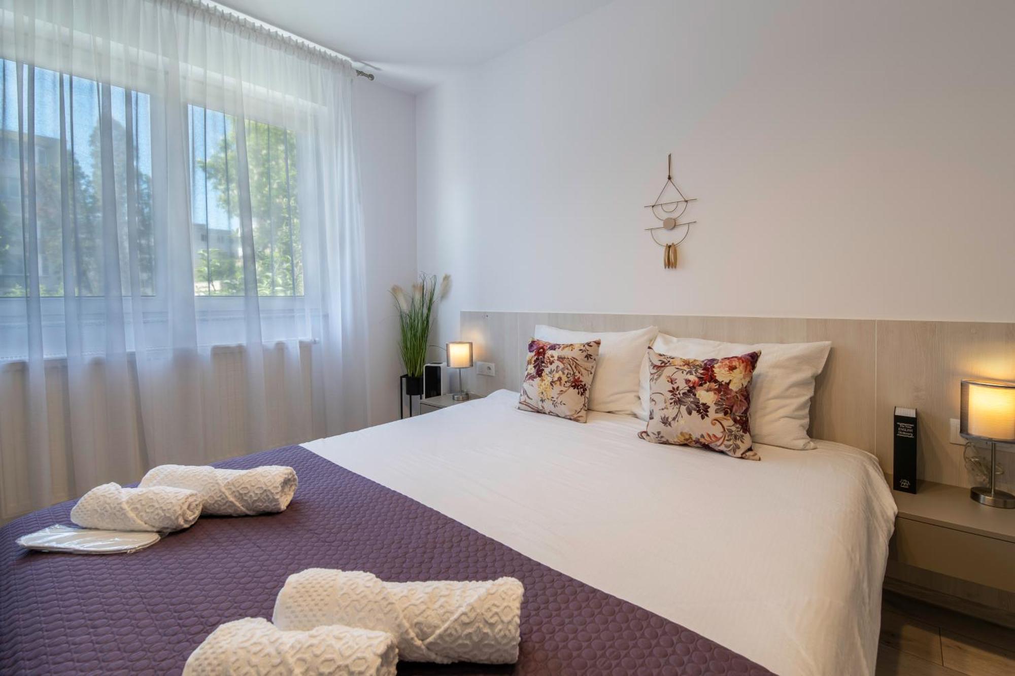 Springhome - Cozy Apartment With Balcony & Parking Brasov Bagian luar foto