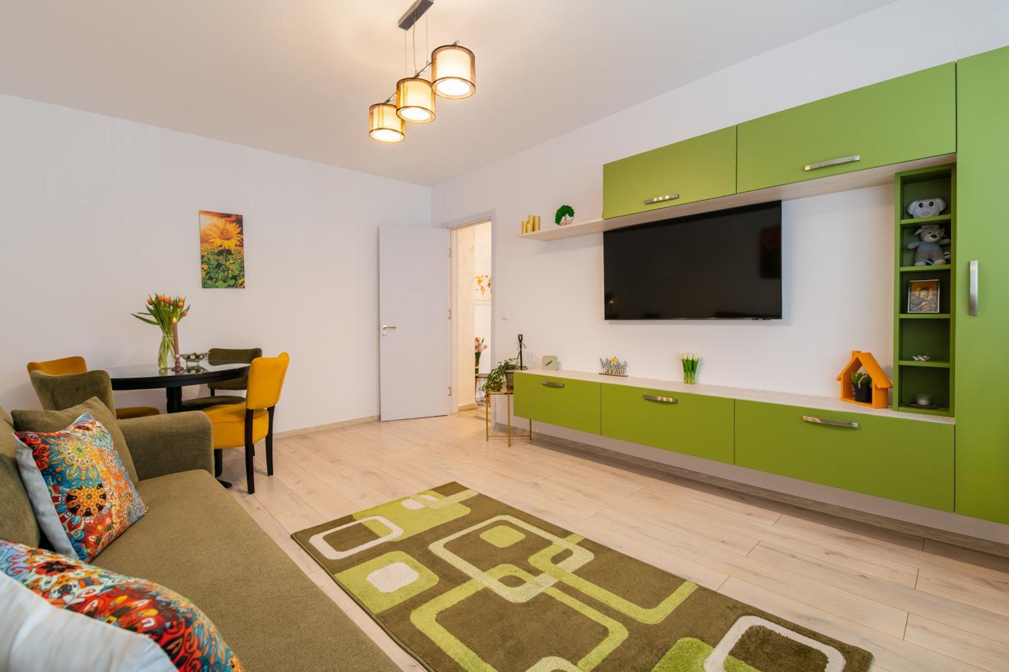 Springhome - Cozy Apartment With Balcony & Parking Brasov Bagian luar foto