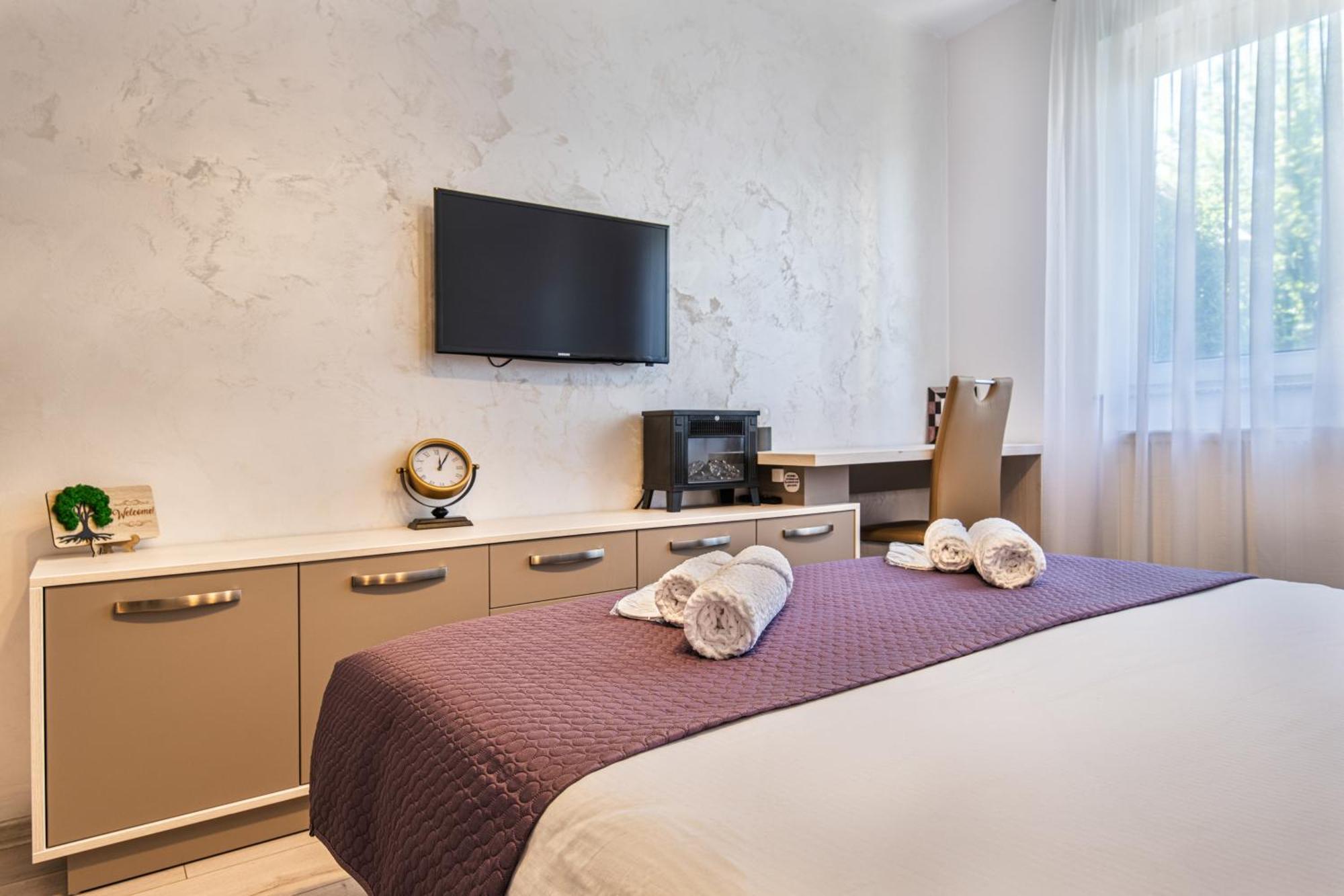Springhome - Cozy Apartment With Balcony & Parking Brasov Bagian luar foto