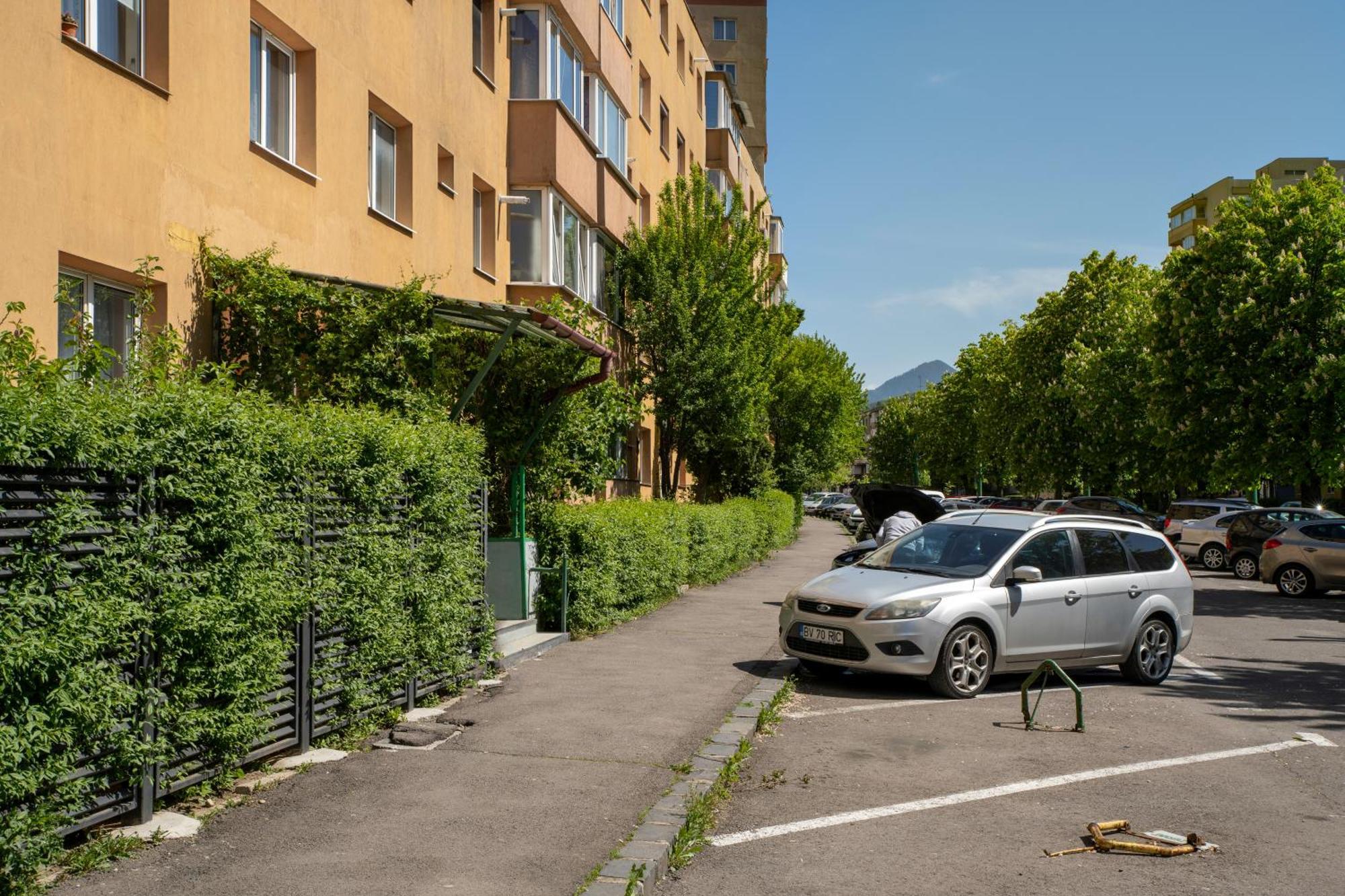 Springhome - Cozy Apartment With Balcony & Parking Brasov Bagian luar foto