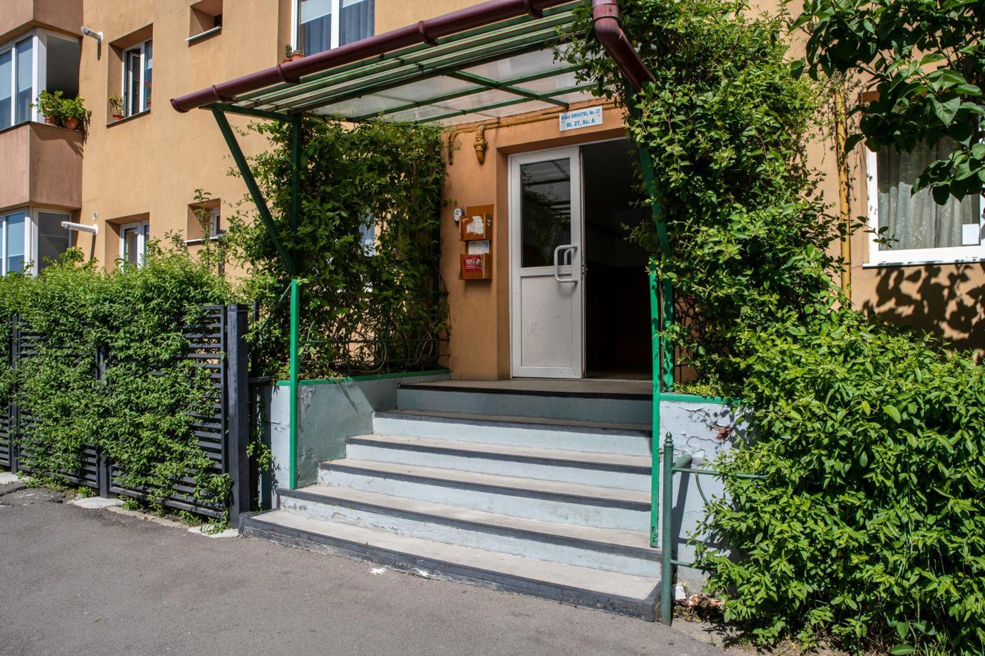 Springhome - Cozy Apartment With Balcony & Parking Brasov Bagian luar foto